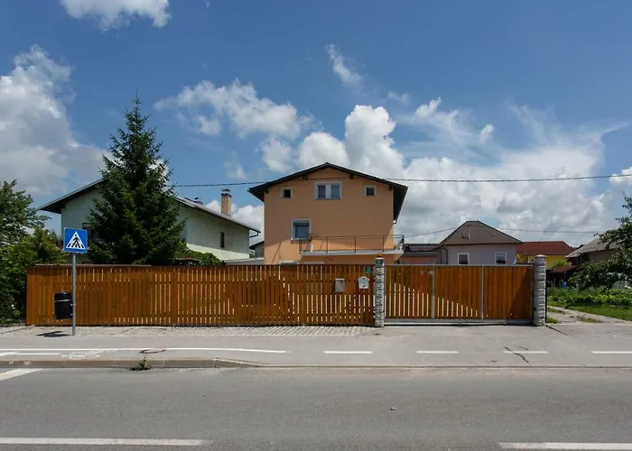 Romana - Free Private Parking Lublaň